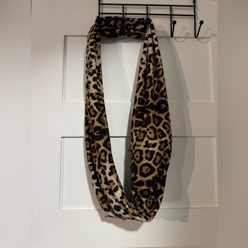 2 Chic Leopard Print Infinity Scarf with phone pocket